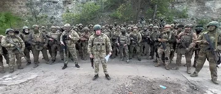 场内官员斗殴，场外军方内斗，俄罗斯到底怎么了？