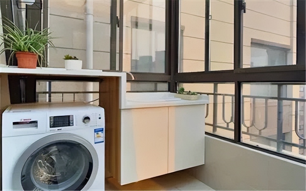 窗框上方漏水漏到阳台天花板里,阳台天花板漏水怎么处理