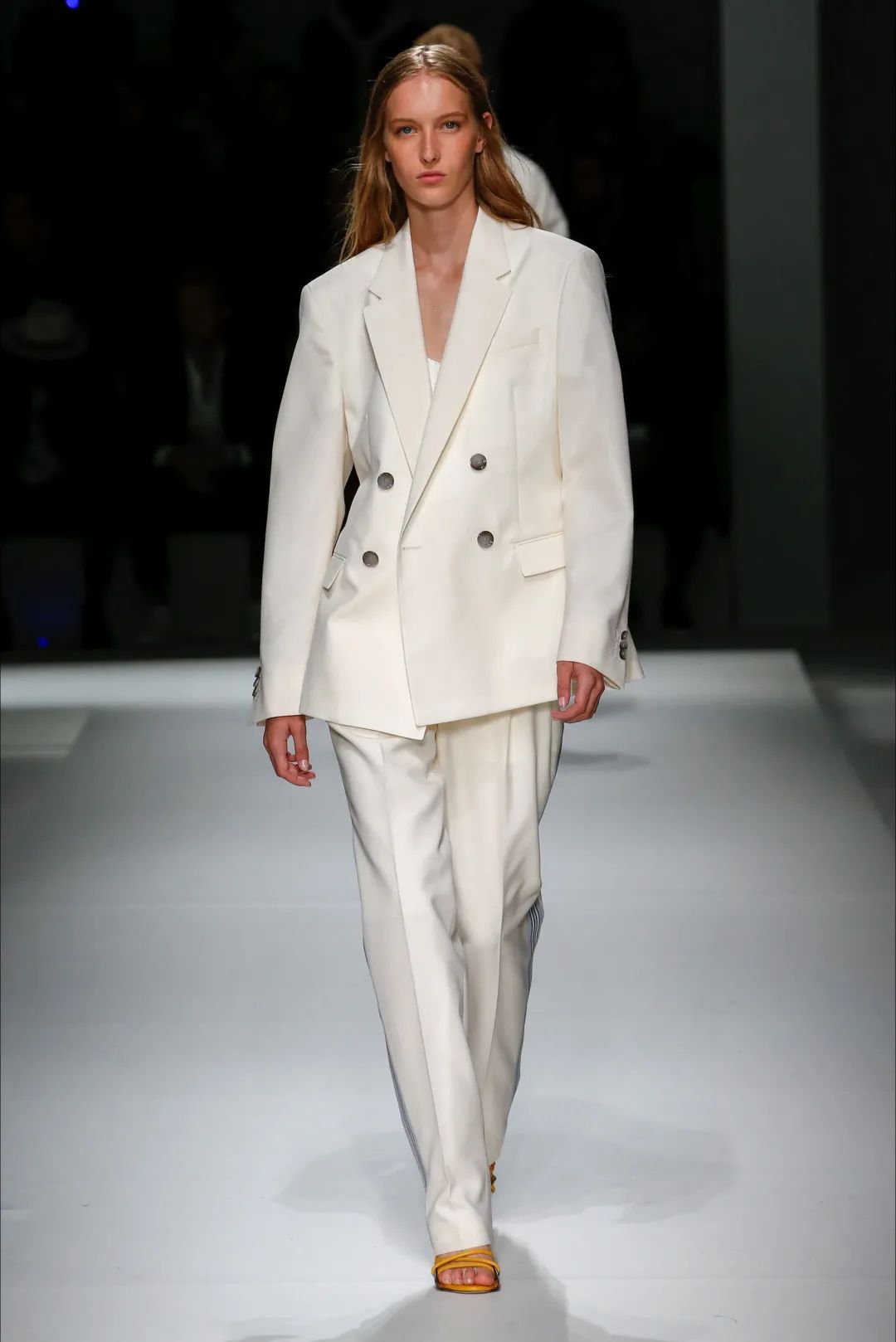 白色西装怎么穿出很飒的感觉,秋冬款米白西装怎么搭配高级感