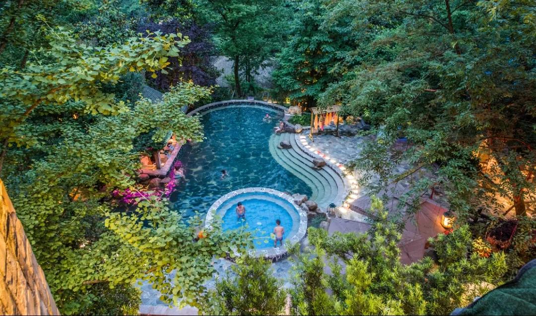 冬日养生泡汤,冬日赏雪泡温泉