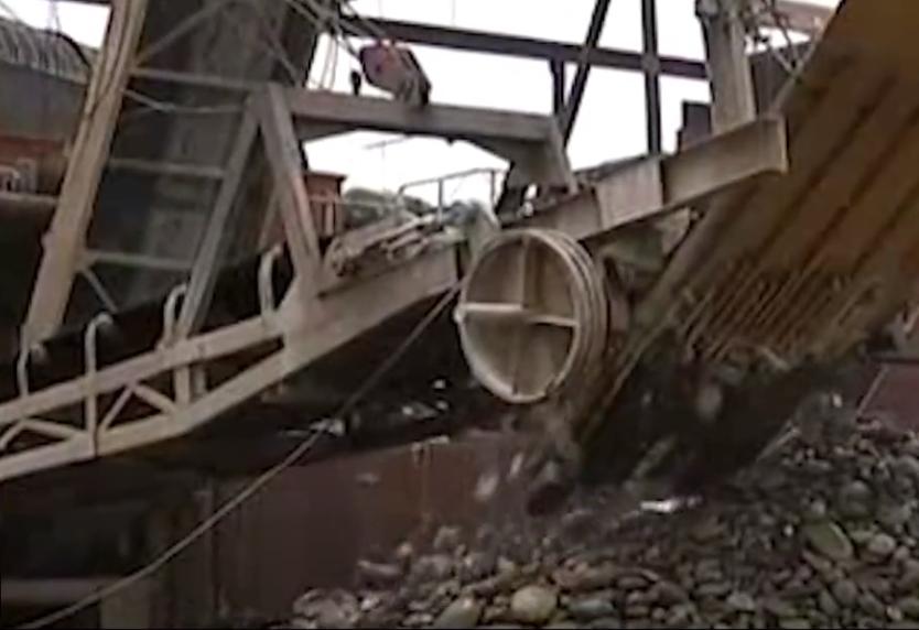 男子获得了点石成金的金银戒指,男子点石成金