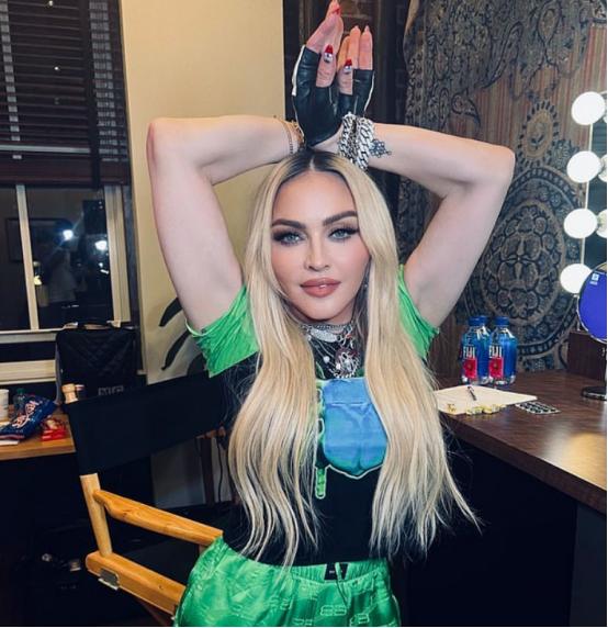 麦当娜戴粉色墨镜亮相,麦当娜穿粉色裙