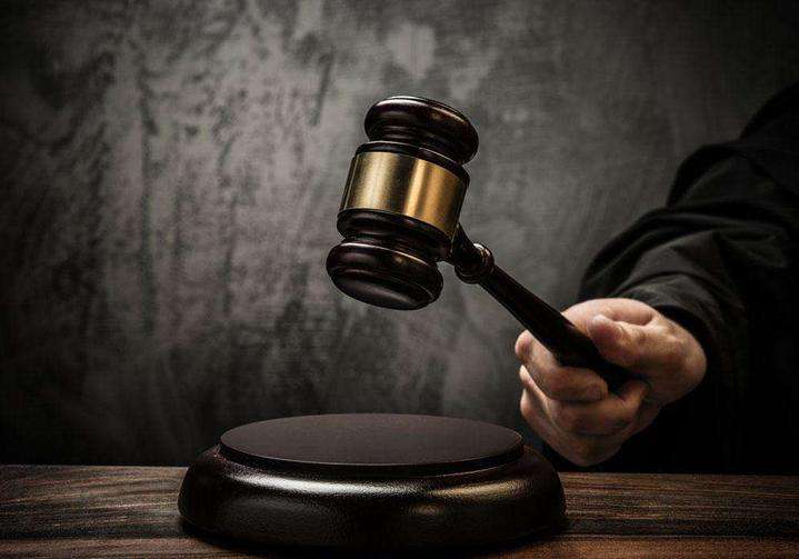 浙江宁波：在游泳馆步梯处意外滑倒，责任由谁承担？