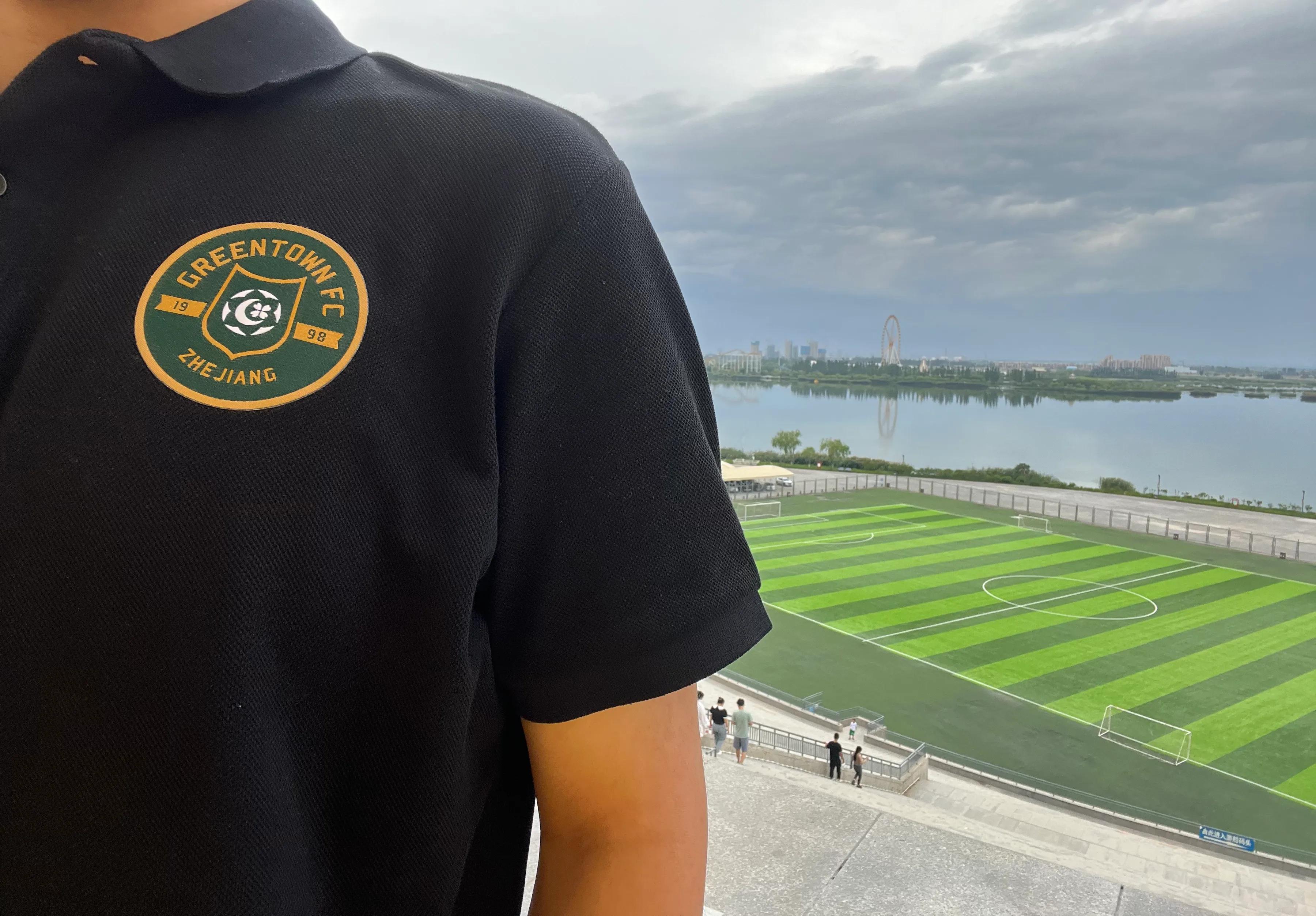 足球场内飞盘与狗图片,飞盘与足球之争