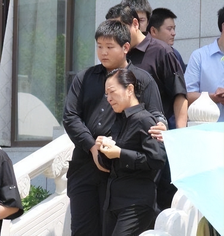 罗京去世近十年妻子改嫁豪门,罗京去世11年妻子携子改嫁富商