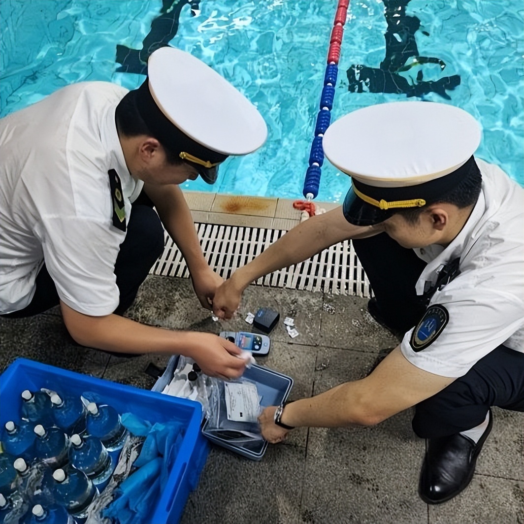 游泳池的水那么脏为什么还有人去,公共游泳池水质不好会得病吗