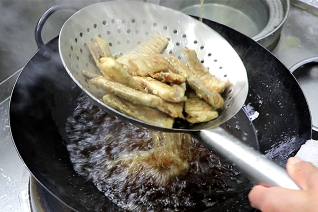 买带鱼时红眼与黄眼有什么区别,带鱼身体中有硬石头是啥