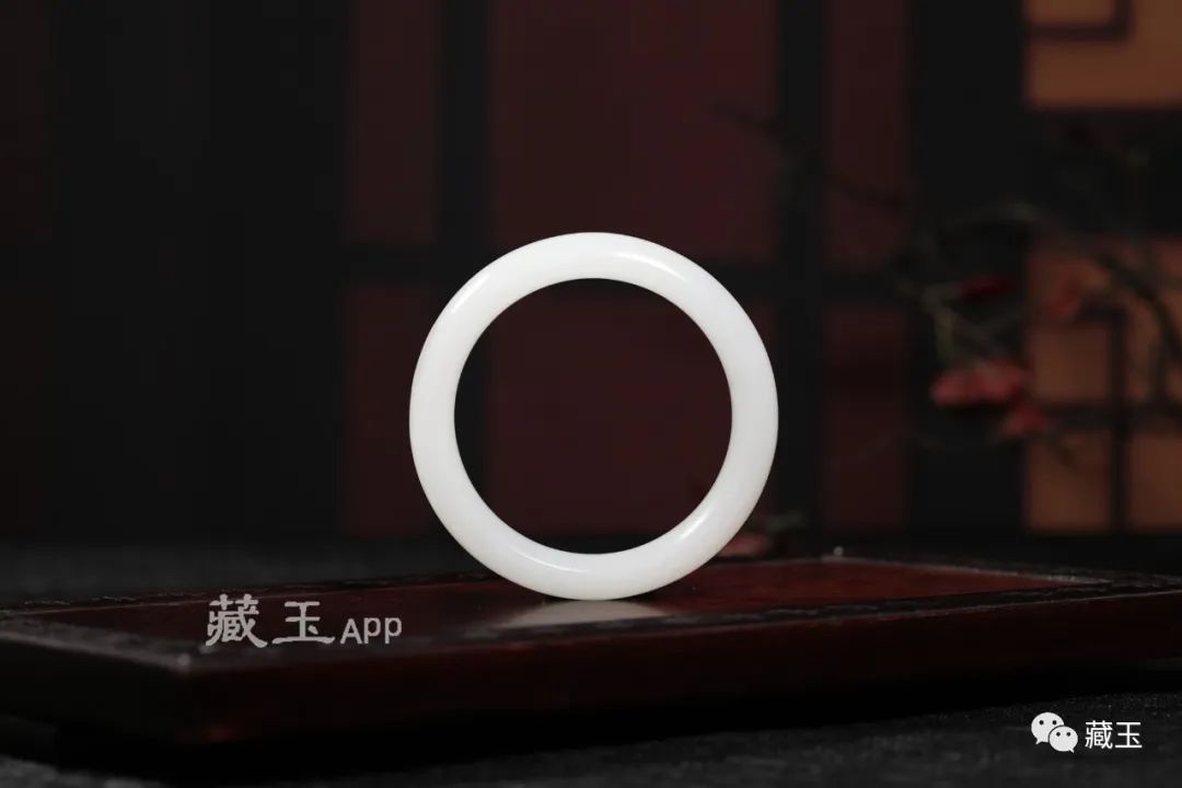 百万和田羊脂玉手镯视频,百万级的玉手镯