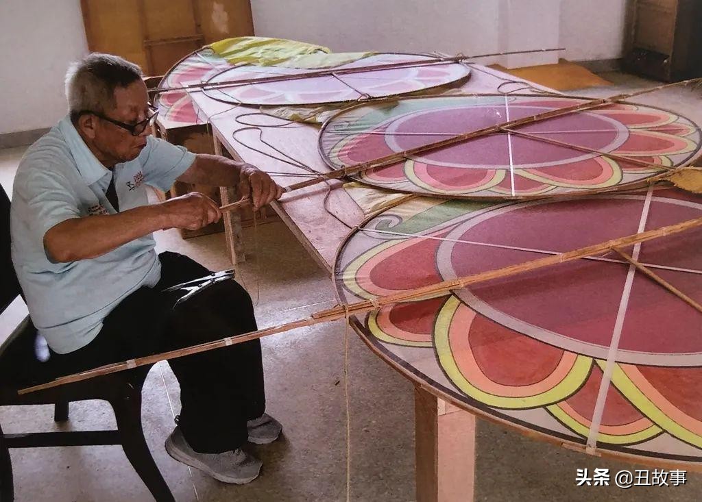 巨龙腾飞风筝的放飞现场,260米长风筝