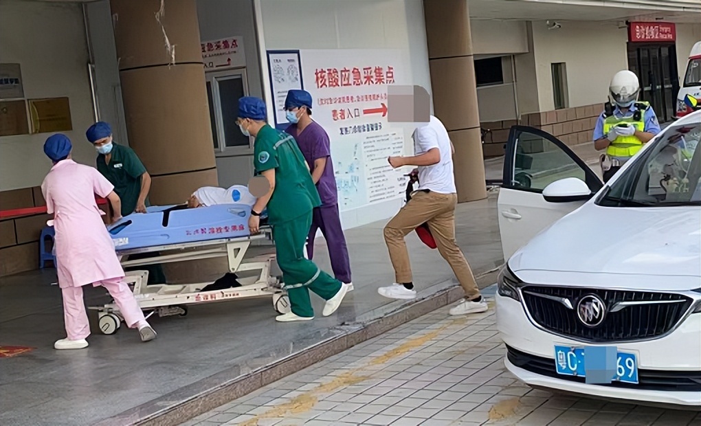 女市民肾结石发作交警紧急送医,女子路上肾结石肚子疼