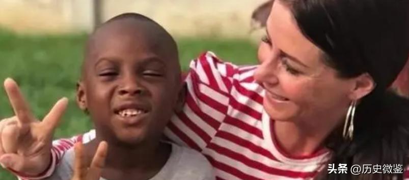 2016年，非洲男孩向白人美女讨水喝走红网络，男孩后来怎么样了？