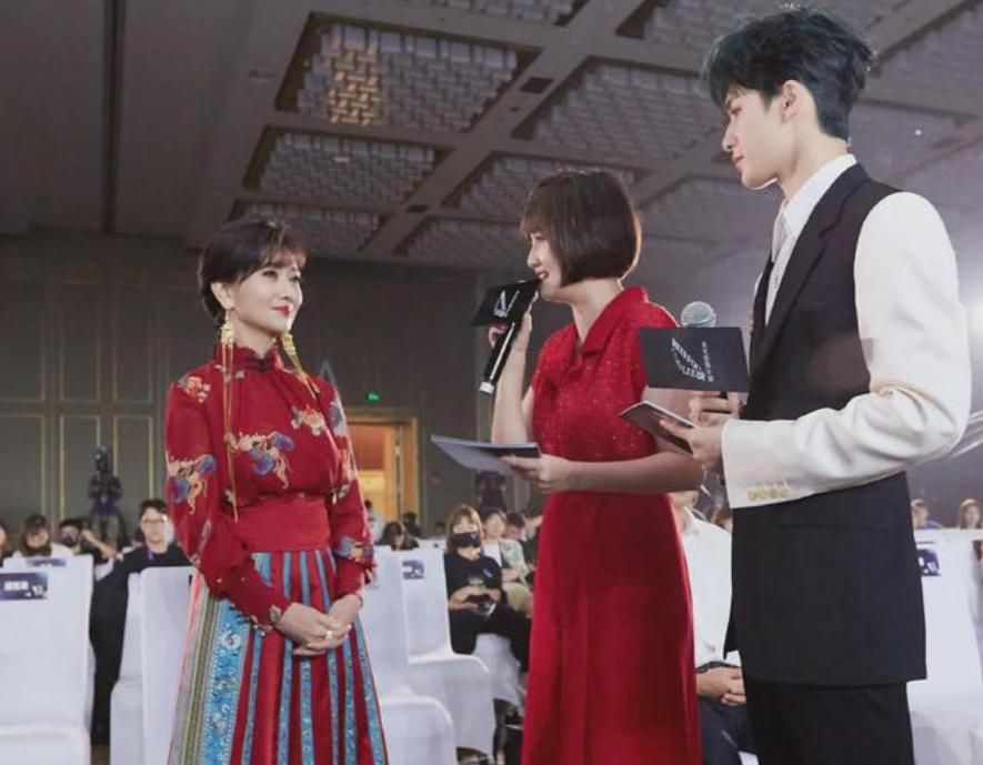 赵雅芝穿白色蕾丝裙配复古礼帽,李若彤和赵雅芝穿马面裙