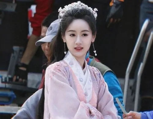 她被誉为神颜小花被李冰冰力捧,她曾被誉为娱乐圈校花