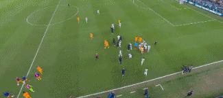 梅西嘲讽范加尔球迷反应,梅西怒骂主裁判