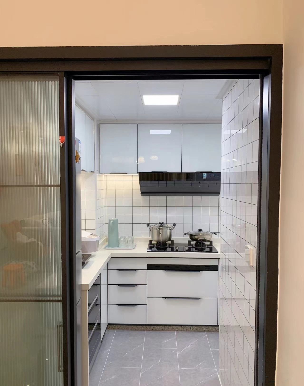 小户型进门鞋柜装修效果图大全,极简老房进门鞋柜简单大气