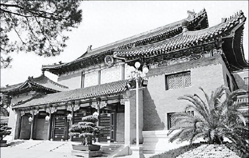 “中南海的秘密：为何不敢挂‘中央人民政府’牌？”