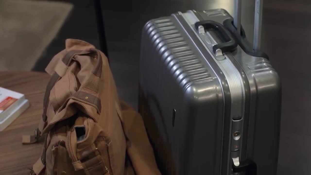 小男孩路边捡到一只小黄狗,男子捡到一只小黄狗自带笑脸