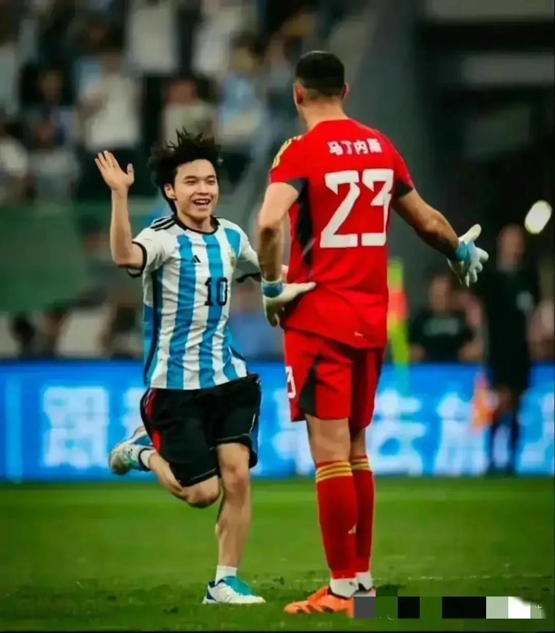 和梅西拥抱的男孩是什么比赛,拥抱梅西与大马丁击掌
