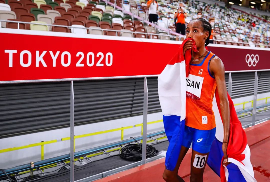 西凡哈桑夺冠,西凡哈桑伦敦马拉松冲刺照片