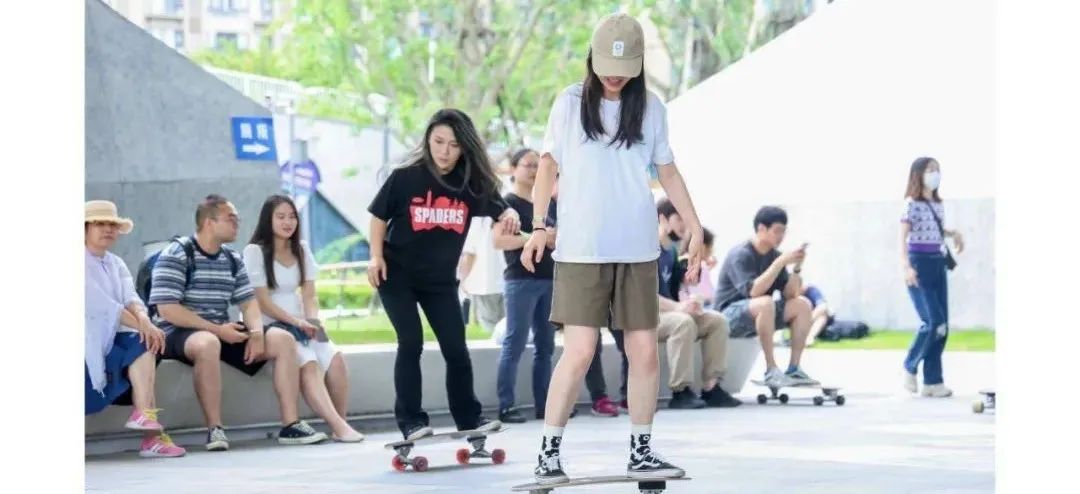 火“出圈”的陆地冲浪为何备受年轻人喜欢？I新赛道