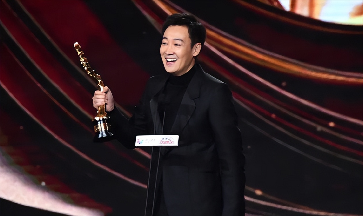 张颂文泪目北影节,北影节开幕式红毯张颂文害羞笑