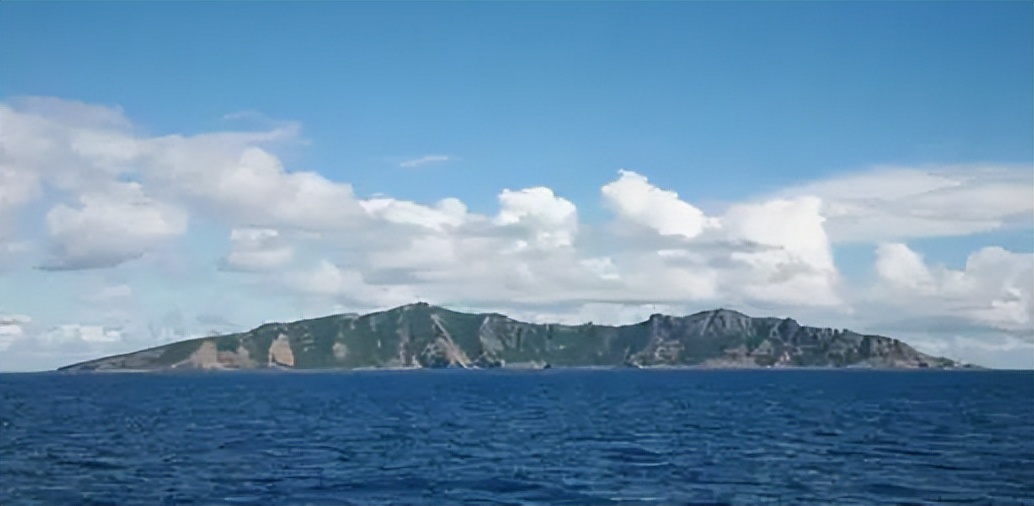 日本在中国海域军演最新消息,解放军向南海发射2枚导弹