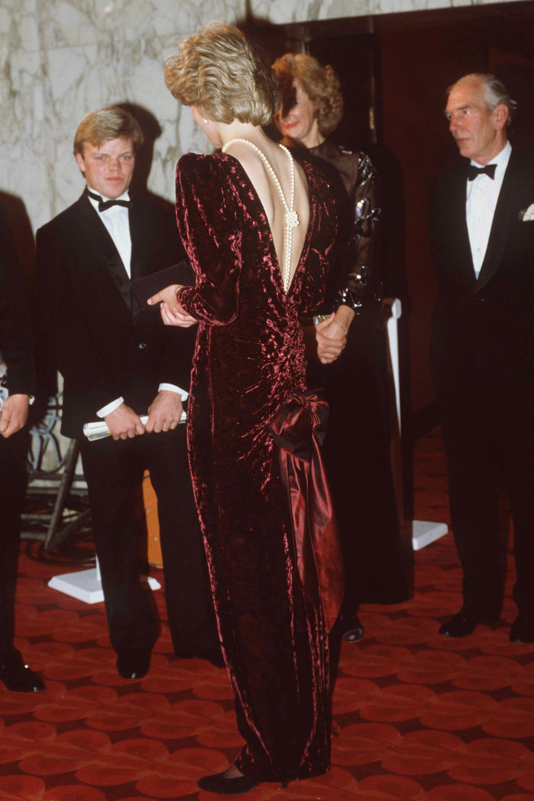 戴安娜王妃的蓝丝绒礼服,戴安娜王妃惊世容颜