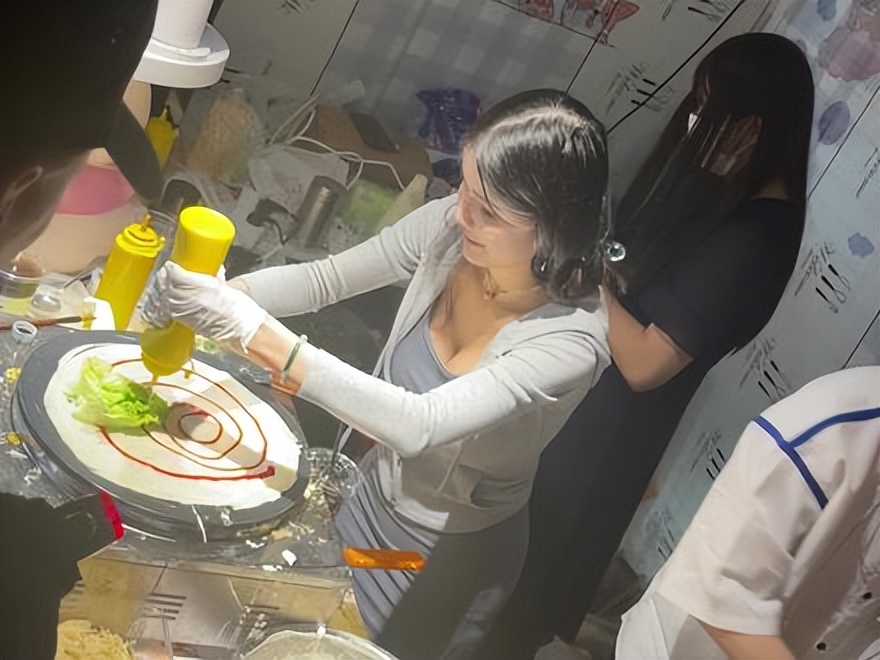 狗头萝莉穿旗袍卖煎饼遇到漫展,狗头萝莉煎饼翻车