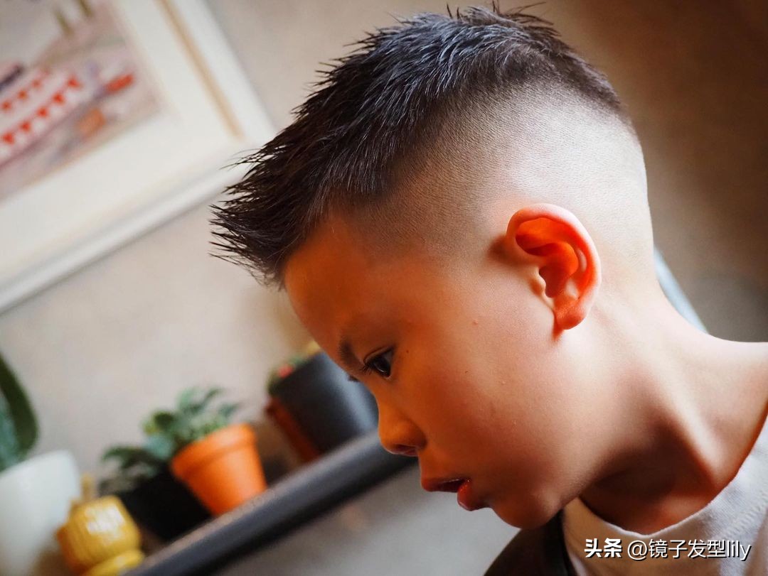 新帅气小男孩发型14款,两边剃光的最帅气小男孩发型