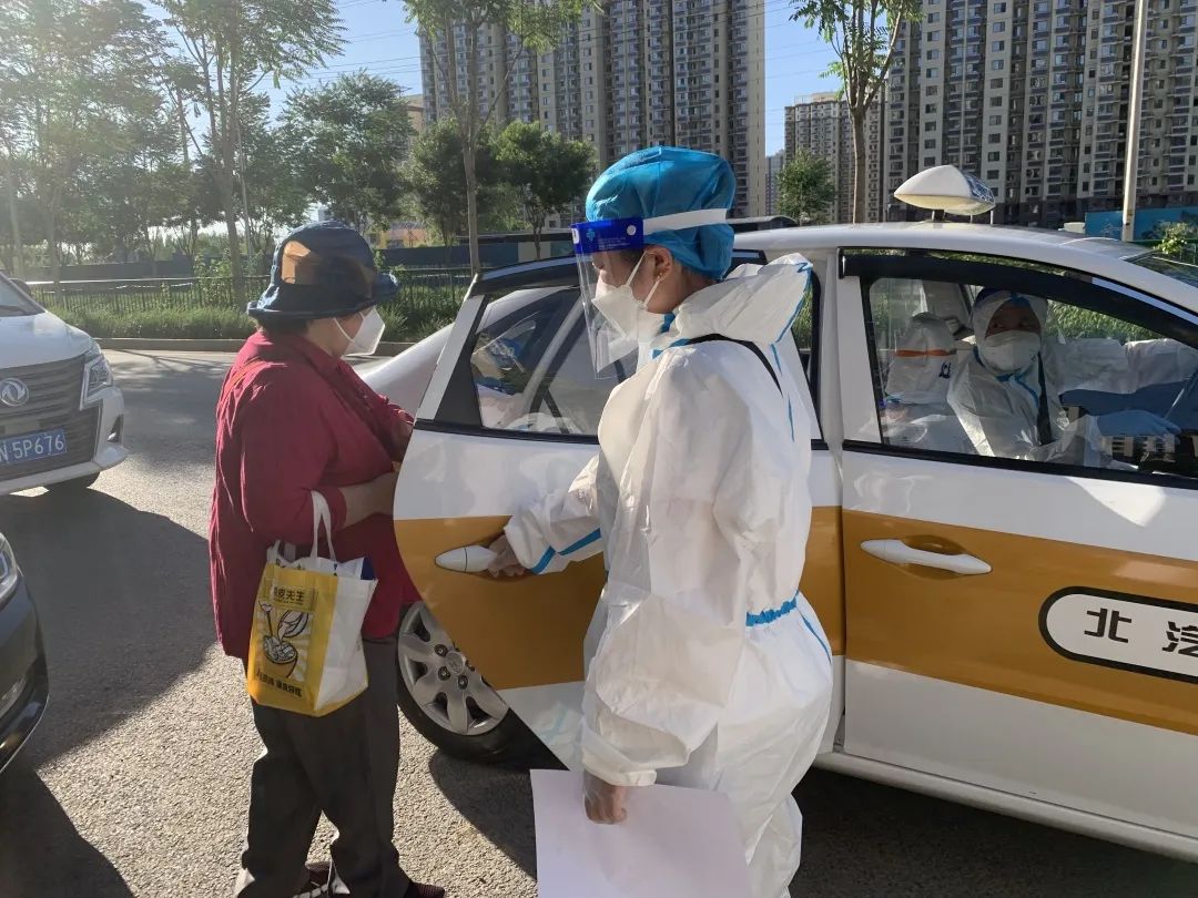 东升镇封管控小区里，暖心一幕幕——