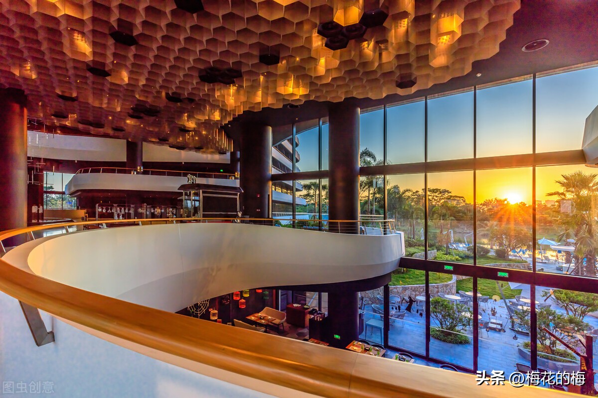 看着外表光鲜的工作背后的苦,看着光鲜亮丽其实很穷