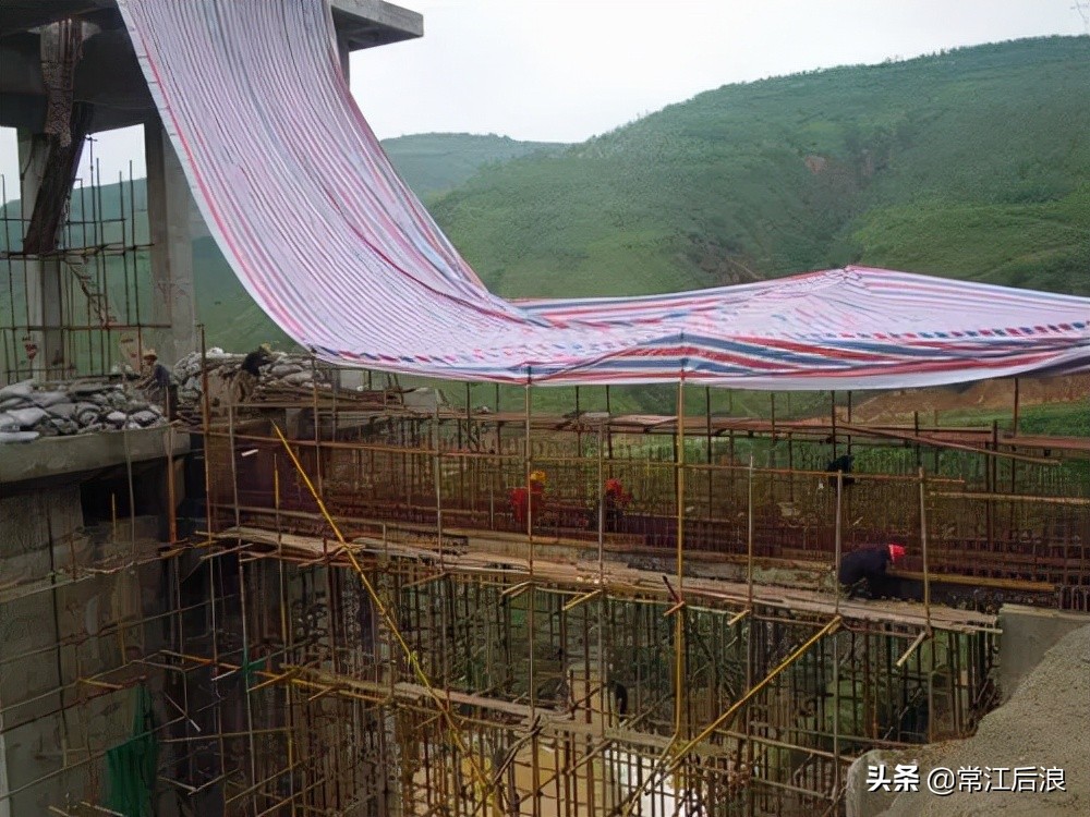 浇筑混凝土突然下大雨怎么办,混凝土浇筑后10小时下雨有影响吗