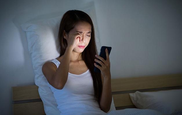 为什么看手机会频繁点头,经常看手机眼睛流泪是什么原因