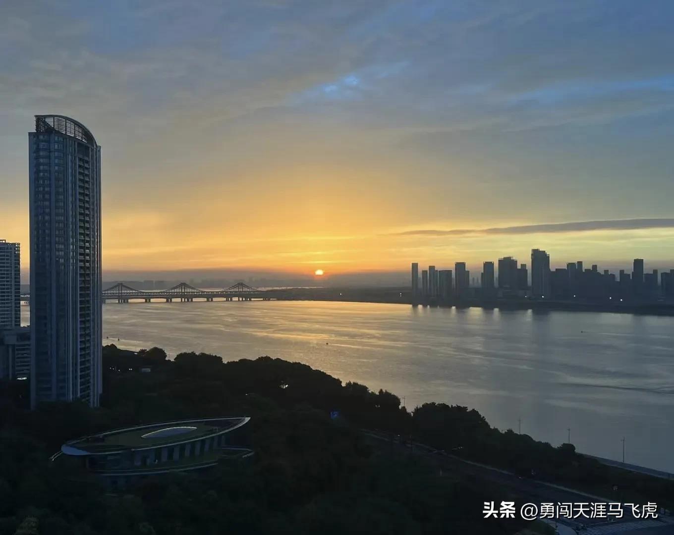 钱塘为伴同君悦日出江花似火红——东方君悦江河汇景观公寓