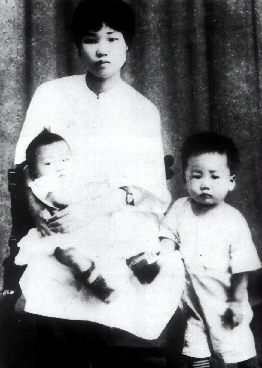 1984年*子珍贺**逝世，北京多家报纸刊载消息，邓公亲笔批示葬仪规格