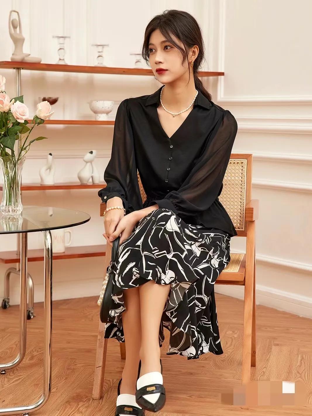 衬衫半裙如何搭配优雅时髦,穿白衬衣配半裙优雅大气又温柔