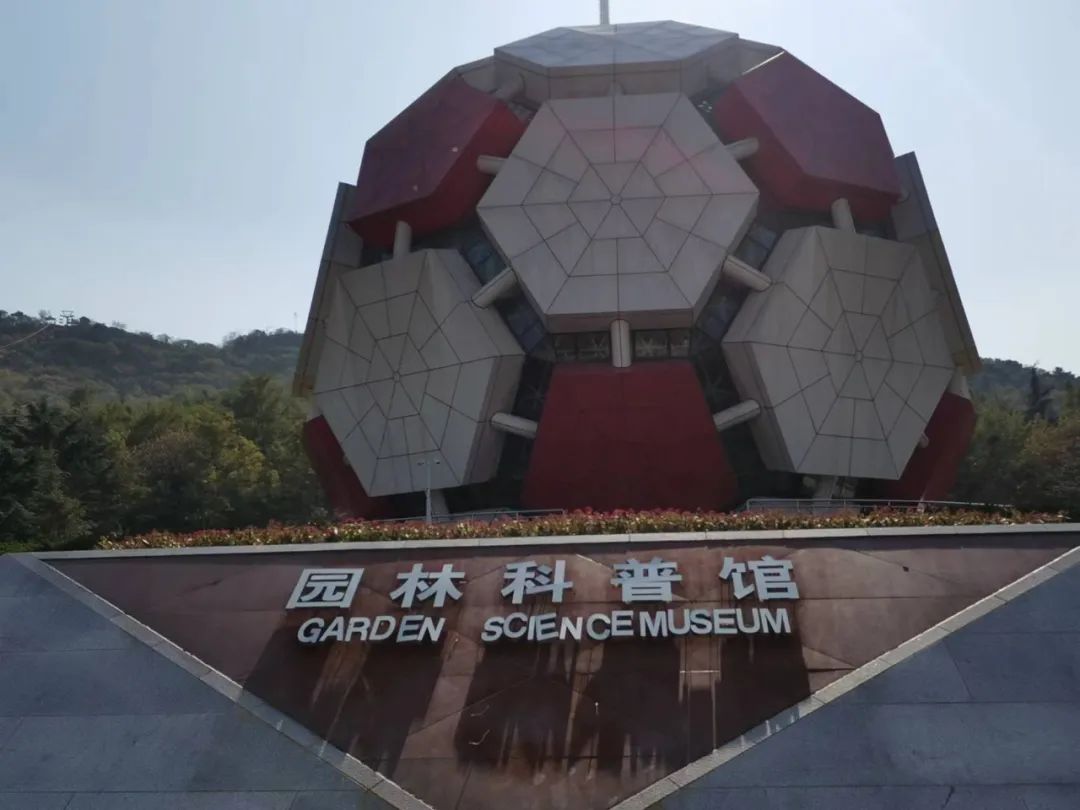 劳动公园的大足球在哪,劳动公园的大足球是干什么的