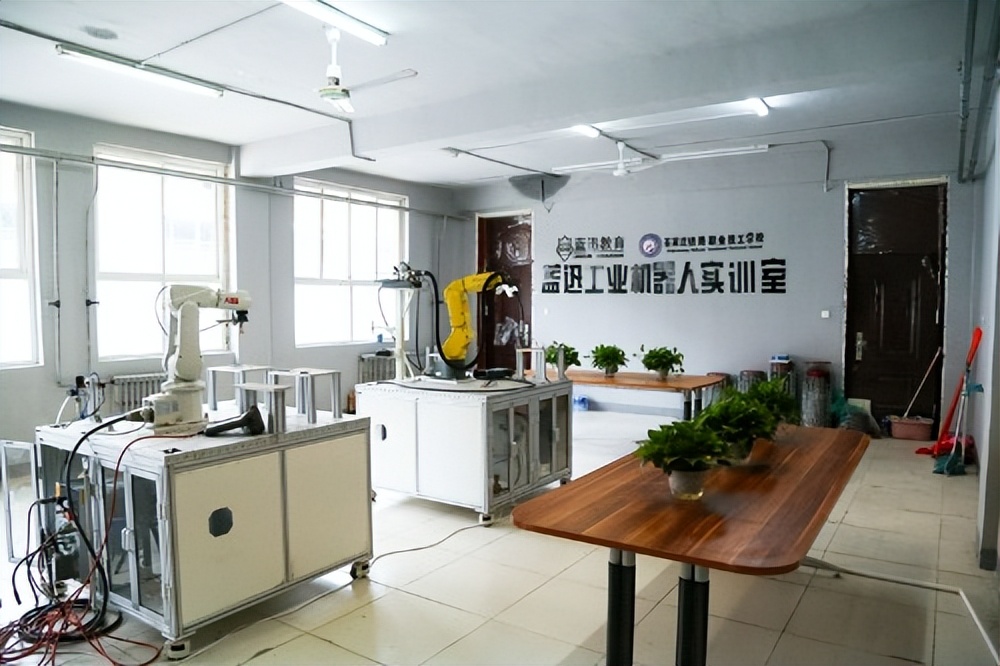 中专哪个专业适合男生,中专学校男生学什么专业比较好