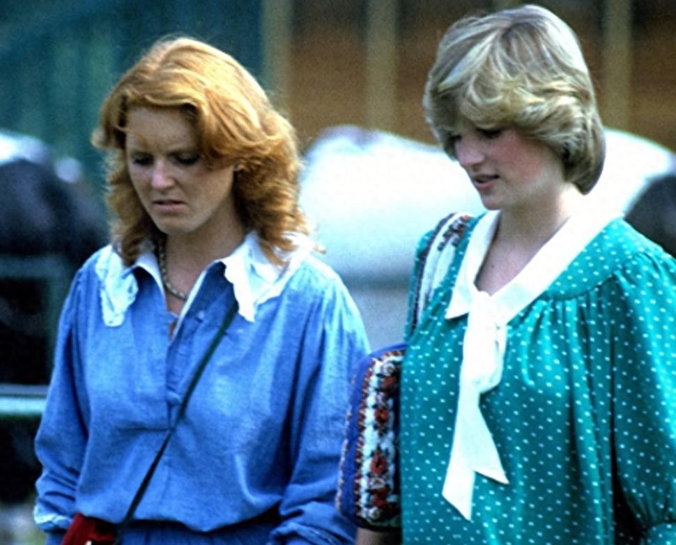 1992年,英国王室曝出丑闻:37岁富商吮吸着33岁王妃的脚趾