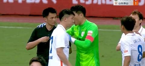 疯狂的足球红牌黄牌满天飞,中超两轮红牌满天飞怎么看