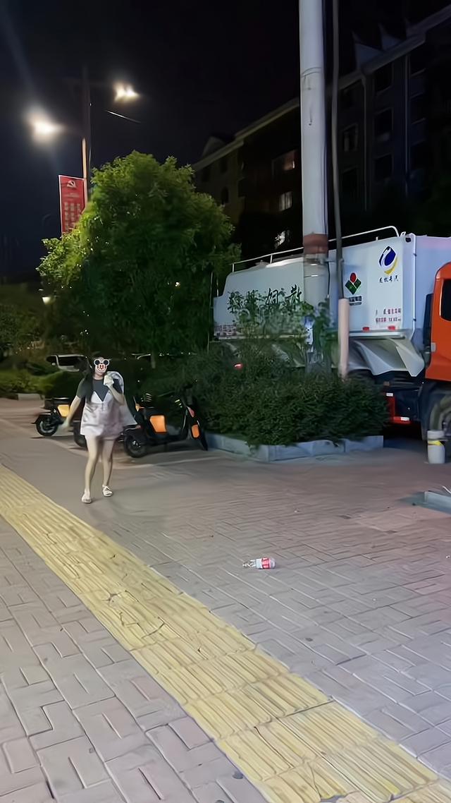 年轻人半夜去捡塑料瓶丢人吗,小女孩为了爸妈一晚上捡塑料瓶