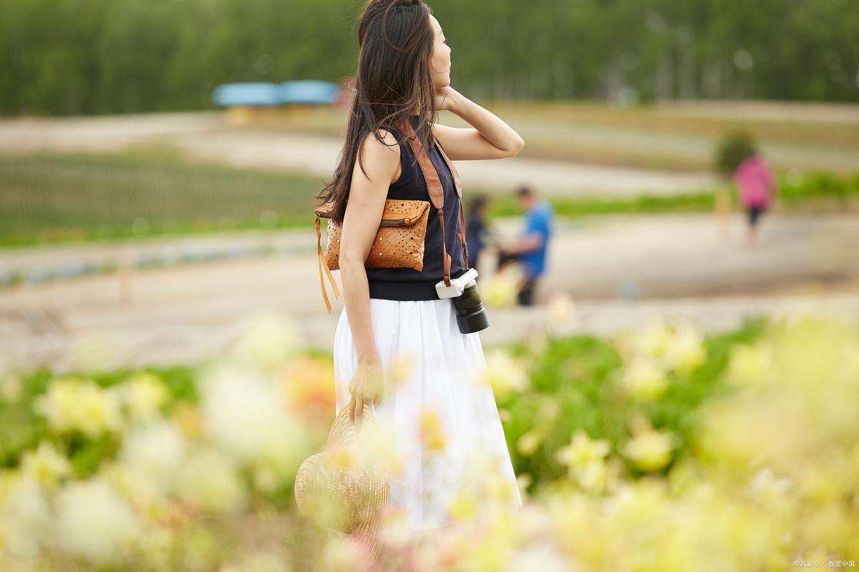 当“打擦边球”的女人遇到“占小便宜”的男人，谁技高一筹？