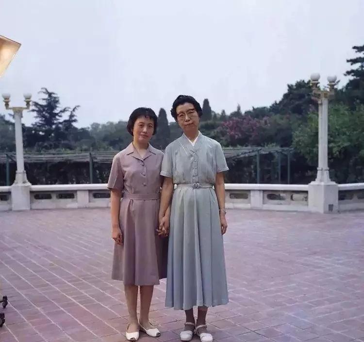 女子身着日本侵华军装露脸,日军女子拍照