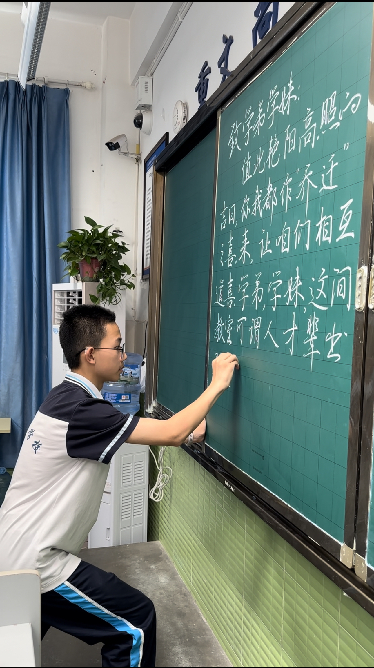 字字精彩笔笔潇洒广元14岁少年粉笔板书引“云家长”惊叹