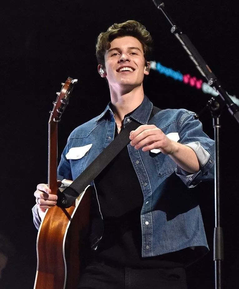 24岁的加拿大小鲜肉最新时尚杂志封面，肌肉身材非常性感