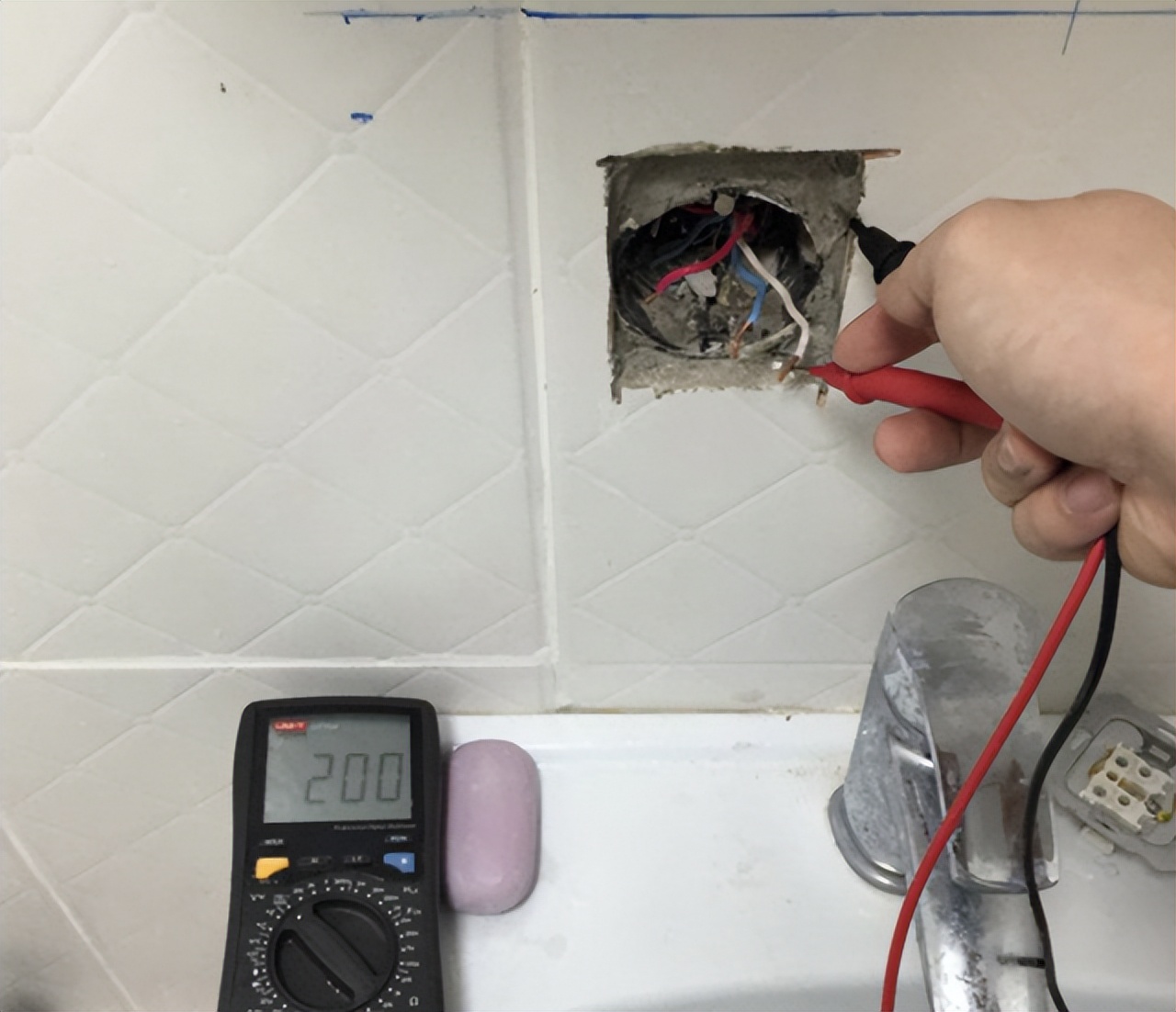 家用地线怎样安装才是正确的,家里进线没有地线怎么安装地线