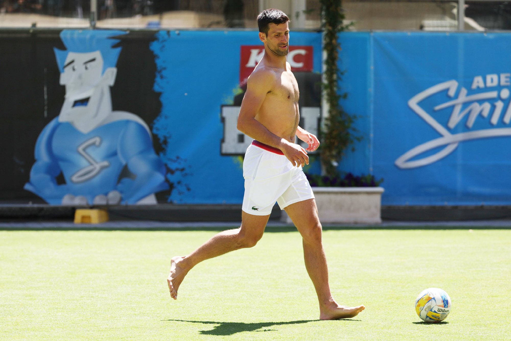 德约科维奇赤膊打球,德约科维奇年轻打球视频