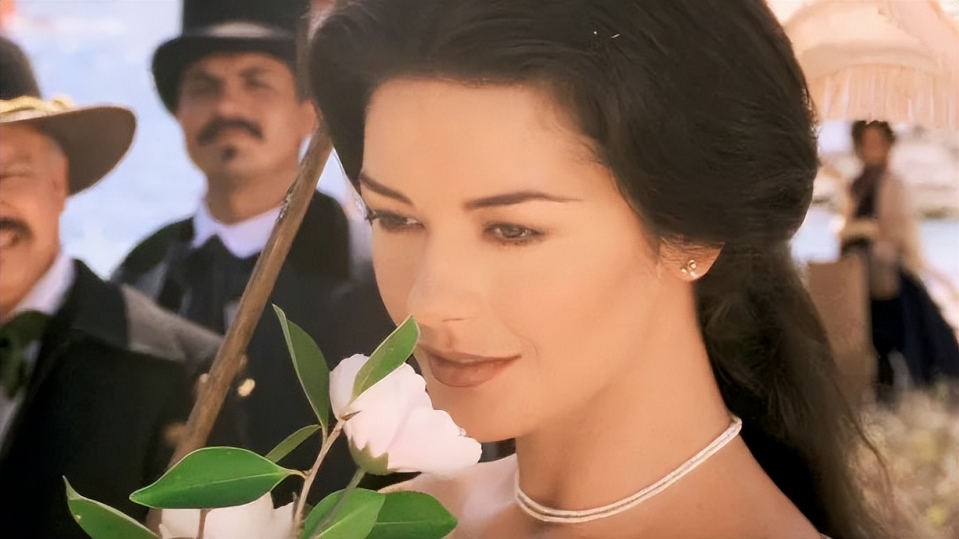 “英国关之琳”闪婚大25岁白头大叔