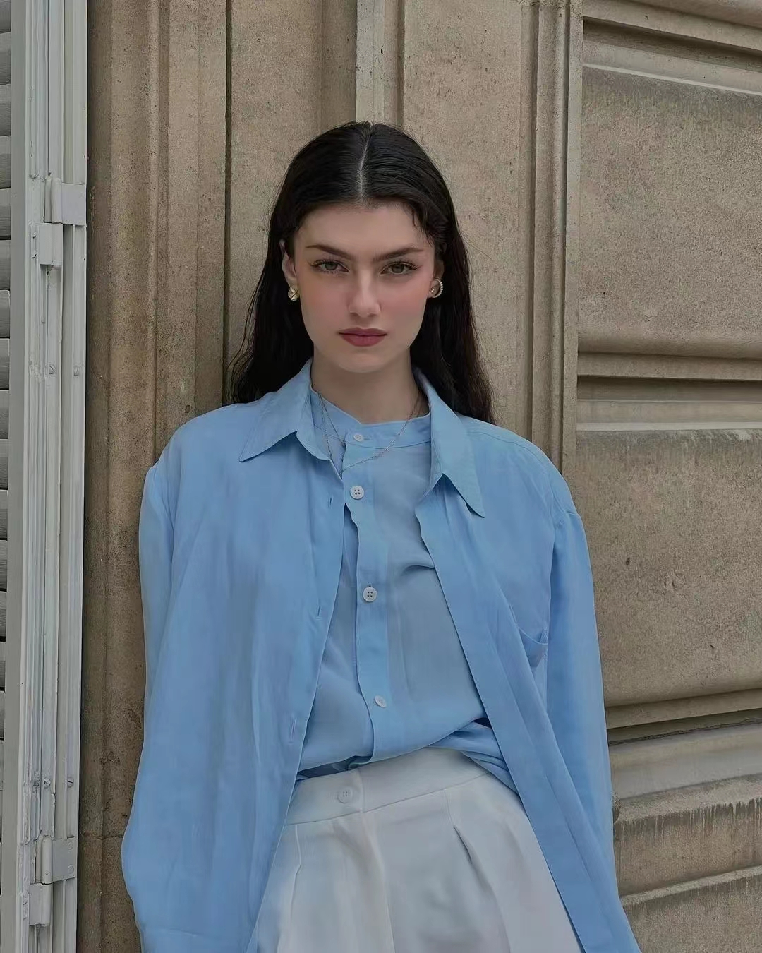 藏蓝色衬衫穿搭什么风格,蓝色衬衫怎样搭配出时尚的感觉