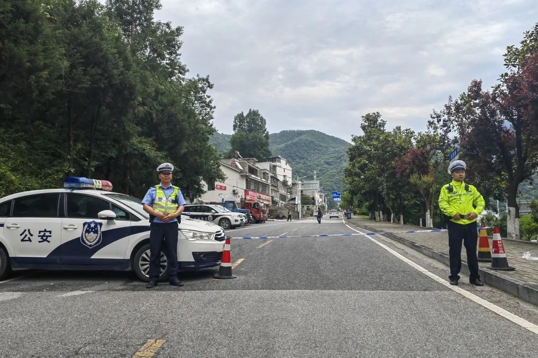 警警护航高考完整版,护航高考交警通行视频